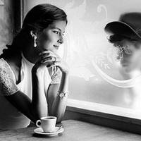 Віра завжди була доброю господинею, за собою стежила. Не зрозуміло, чого її чоловікові не вистачало? Тепер, напевно, і сам не радий, що заварив цю «кашу», бігає змучений на два будинки