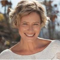 Увечері у мене з чоловіком відбулася розмова і він зізнався, що зустрічається з іншою вже три роки, і що він її не кине. Сказав мені: «Якщо хочеш, нехай все буде, як є», але він буде до неї ходити.