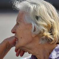 Минулого року на дачі мені було недобре. Тоді син з невісткою від мене не відходили, скільки вони мені добра зробили. А, як мені стало краще невістка прийшла до мене додому.