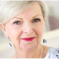 Після розлучення невістка зажадала від мого сина і квартиру, і машину. Я заступилася за сина, тепер вона не дозволяє мені бачитися з онуками