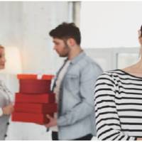 Якось мама чоловіка зібрала речі, що ще залишилися у неї в квартирі і привезла до нас – фотографії, нагороди, якісь подарунки. А чоловік мав необережність при матері проговоритися про відпочинок.