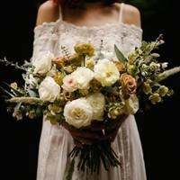 Перший мій шлюб видався невдалим. Ми прожили три роки і розлучились. У мене залишилася донька, яку я виховувала сама. А якось мені написав листа чоловік з Чехії і я з ним спілкувалася пів року.