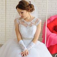 Минуло лише три місяці після нашого весілля і я побачила свого чоловіка з іншою. Я зібрала речі і покинула дім. чоловік постійно приїжджав до мене вибачався і я його пробачила повернулася.