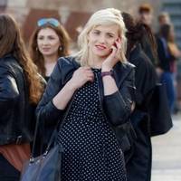 Ще в серпні з мене подруга Марина сміялася, що я все літо сиджу з онучкою на старій дачі без води і їм огірки та помідори, а у моєї доньки лише одна сумка коштує тисячу доларів.