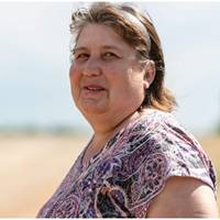 Мені дуже подобається моя старша невістка, вважаю, що синові пощастило і з дружиною, і з сватами, які є дуже заможними людьми. Я хотіла, щоб мій молодший син Степан взяв собі за дружину сестру невіст