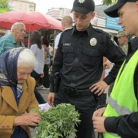 БУДУ ВДЯЧНUЙ ЗА ПОШИРЕННЯ! Не від солодкого життя ці бабусі торгують часником та калиною….