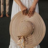 Свекруха Уляни щодня телефонувала своєму синові. Юрко неохоче брав телефон, говорив сухо декілька слів і вимикав зв’язок. Своїй мамі Уляна телефонує часто, все розповідає, сміється.