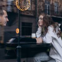 В кафе він нічого не замовив ні мені, ні собі, це був перший дзвіночок, але я навіть не звернула увагу, так я його заслухалася. А на третьому побаченні взагалі дар мови втратила