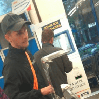 Ось ця чорнява дівчина на касі в АТБ. Просто погляньте що вона зробила. Аж плакати хочеться