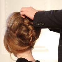 У суботу Ліда з подругою ходили в магазин. Ліда вибрала сумку за 200 гривень. – Навіть не думай про це, йдемо в інший магазин, твоя сумка має дорого коштувати.