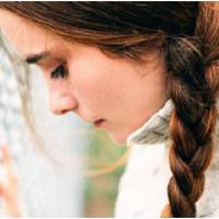 Минуло кілька днів, я вирішила заїхати в свій колишній будинок, бо в поспіху забула документи. Відкривши двері, я побачила свого чоловіка і Наталю. Я була ошелешена і нарешті почала щось розуміти.