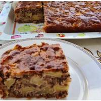 Це мій коронний яблучний пляцок. Печеться дуже швидко і постійно вдається. Яблука не падають на дно, пляцок виходить дуже смачним