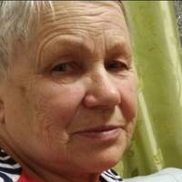 Останні пів року моя мама благає мене забрати її з села до нас, в столицю. Їй 62 роки. Я довго мовчу. А потім кажу мамі, що я тут живу дуже бідно, ледь на хліб вистачає. Потім кладу телефон.