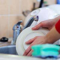 Як зіграли весілля свекруха впустила Таїсію жити до себе. Зараз у них вже троє діток. Роки минули, та життя у жінки сумне: