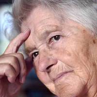 Сидимо ми за столом на дні народженні моєї подруги. Їй 65. І тут відкриваються двері і заходить її єдиний син, Олег, з величезним оберемком троянд. Я такі тільки в кіно бачила.