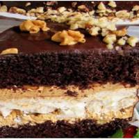 Вперше я спекла цей торт чоловікові на день народження. Торт «Перфект» з шоколадним бісквітом, повітряним безе, великою кількістю волоських горіхів і кремом на вареному згущеному молоці.