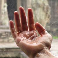 Коли я вийшла заміж, я постійно приїжджала до своїх батьків, я знала, що в них важка робота, тому прибирала в них вдома, готувала, мила. А через пів року після весілля не стало мого чоловіка і я пер