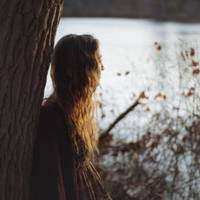 Вранці Ірина привела свекрусі троє дітей. Забрала аж ввечері. Повертаючись, почула недобру розмову свекрухи з сусідкою. Ірина промовчала, а ввечері набрала свекруху і сказала, щоб та більше не приходи