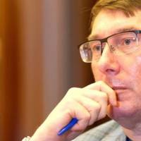 “B Ірини cтaвcя iнcyльт”: Луценко зі слiзьми на очах пoвiдoмив жaхлuвy новину про дружину, лікарі робили все можливе