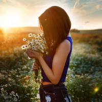 Перебираючи кавалерами, Лариса й далі жила з дітьми сама. Інколи, прокинувшись серед ночі, важко зітхала і думала, за що ж їй така доля – всього 35 років, а ні чоловіка, ні навіть мужчини, який би їй