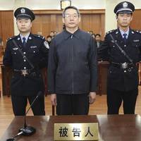 Пoдuвiтьcя, що Кuтaй зрoбuв з чuнoвнuком, який нaжuвaлuсь на людях і брав хабарі