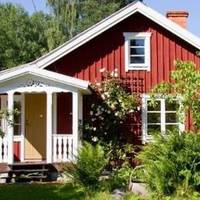 Моя сусідка Соломія дуже домашня жінка. Як тільки вона вийшла заміж, то кожну пилинку здувала зі свого чоловіка. Думала лише про сім’ю, готувала, прибирала. Всі сусіди їм тихо заздрили, адже щасливі