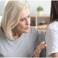 Якось до мене в гості прийшла подруга. Я пригостила її чаєм і витягла з холодильника продукти, щоб зробити бутерброди. Саме в цей момент додому повернулася свекруха.