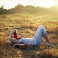 – Катько, чуєш, а тобі не здається, що наша Зіна, теєво, понесла? – І ти помітила? А я все дивлюсь, дивлюсь. Нудить її вже тиждень. І от на тобі, тихоня, називається. Іван поїхав і не написав.