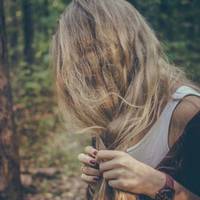 Моя дружина стала дуже багато витрачати грошей. Зараз у всіх важкі часи, а Людмила витрачає всі наші заощадження і мою зарплату, а сама не працює. Вона купує речі, які просто лежать, а вона ніколи їх