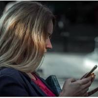 В той вечір чоловік прийшов пізно і відразу ліг спати, а я ще читала книжку. Раптом приблизно о пів на першу ночі на телефон чоловікові прийшло повідомлення.