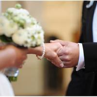 Артем рішуче наполягає, щоб я взяла його прізвище. Прямо на реєстрації, щоб всі родичі, присутні в РАЦСі, це чули. Я прикидаю, скільки документів доведеться поміняти, причому в абсолютно різних устан