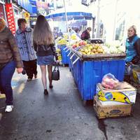 Маленький ринок на Лук’янівці. Тут бабусі кожен день продають картопляні зрази. Їм я ці зрази і думаю, що з ними не так?