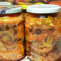 Салат з баклажанів та грибів на зиму. Виходить ситний та смачний