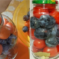 Консервовані помідори з синіми сливами. Не рецепт, а просто знахідка