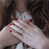 Багато років ні моя мама, ні рідна сестра не хотіли мене знати. Сестра вийшла заміж за багатія, і мама думала, що і їй там щось перепаде. Постійно крутилася біля багатих свекрів.