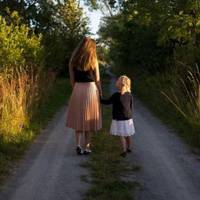 Якось я гуляла на вулиці з донькою і зустріла свого знайомого. Данило сказав, що не може більше мовчати і розповів, що мій чоловік зустрічається з нашою кумою. Людмила дуже гарна жінка, це всі знають