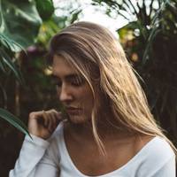 Якось Іван повернувся додому і розказав дружині, що батьки усі свої квартири, великий будинок та багато грошей заповіли його братові, йому не дістанеться нічого. Катя довго сумувала, а потім набрала