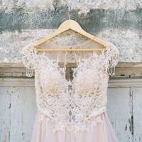 Дивне затишшя перед весіллям мене насторожило. Останні два тижні не було жодного дзвінка ні від сестри мого нареченого, ні від його колишньої. Вранці я виявила, що моя весільна сукня порізана на смужк