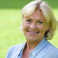 59 мені зараз. У мене є дві доньки та троє онуків. Нещодавно моя старша донька прийшла до мене в гості. Попили чай, а потім вона мені сказала, що хоче вийти на роботу, а няні потрібно багато платити.