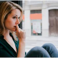 Після роботи я прийшла на квартиру до Артема, але краще б я цього не робила. На моїй кухні, яку вже привезли і яку я вибирала з великою любов’ю, сиділа молода симпатична дівчина і чистила картоплю.