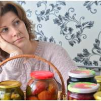 Всю суботу Галина закривала помідори, потім ще їсти готувала, прибирала, прала. Василь чомусь затримувався. Галина подзвонила йому, щоб запитати, на коли готувати вечерю, але він скинув дзвінок.