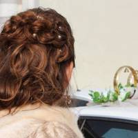 Мені потрібно придумати якусь вагому причину, щоб на весілля сина не йти. Можливо, скажу, що я занедужала. Вчора сваха мені дзвонила. Вона все весілля оплатила.