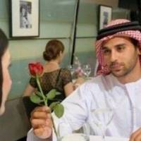 Задумливу українську красуню зі щасливими, але сумними очима помітив солідний чоловік, який стояв осторонь від усіх: Поїхала до Туреччини за коханим…