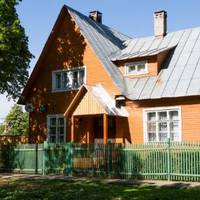 – Не поїду до твоїх батьків в село, ми зараз навеземо їм всього смачного, вони відразу все з’їдять, а потім годуватимуть нас макаронами, картоплею і сосисками дешевими, – мовив чоловік до Тамари.