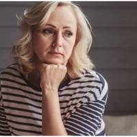 Мене більше здивував той факт, що у Петра телефон старої марки, з кнопками, я ще здивувалася: невже на смартфон грошей не вистачає, але він відповів, що терпіти не може сучасну техніку.