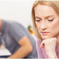 Нещодавно сестра чоловіка проговорилася, що мій чоловік щомісяця віддає своєї матері по дві тисячі гривень. Сам Юрій мені про це не повідомляв, а я в його доходи не втручалася.