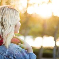 Я тоді працювала продавцем в магазині. Одного разу прийшов молодий чоловік, ми з ним розговорилися і він запросив мене ввечері прогулятися. Я погодилась. Так ми почали зустрічатися.