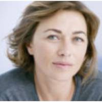 Сьогодні у мене день народження, сорок років. Я накрила стіл, прийшов син з невісткою і внучкою. І раптом, дзвінок в двері. Я здивувалася, бо нікого не чекала. Я відкрила двері і побачила Віктора.