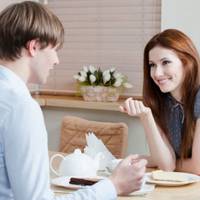 Заходить в кафе в одязі робочому з чотирма здоровенними мішками молодий чоловік. Помітив двох чарівних дівчат і підсів до них за столик. А далі все було, як у казці