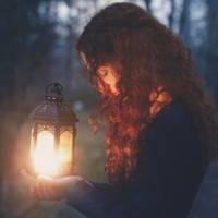 Через день після того, як чоловік з відпочинку повернувся, дивлюся в смітнику папірці подерті, а там туристичний ваучер з квитками. А на квитках друге ім’я – жінка, Ілона, 35 років